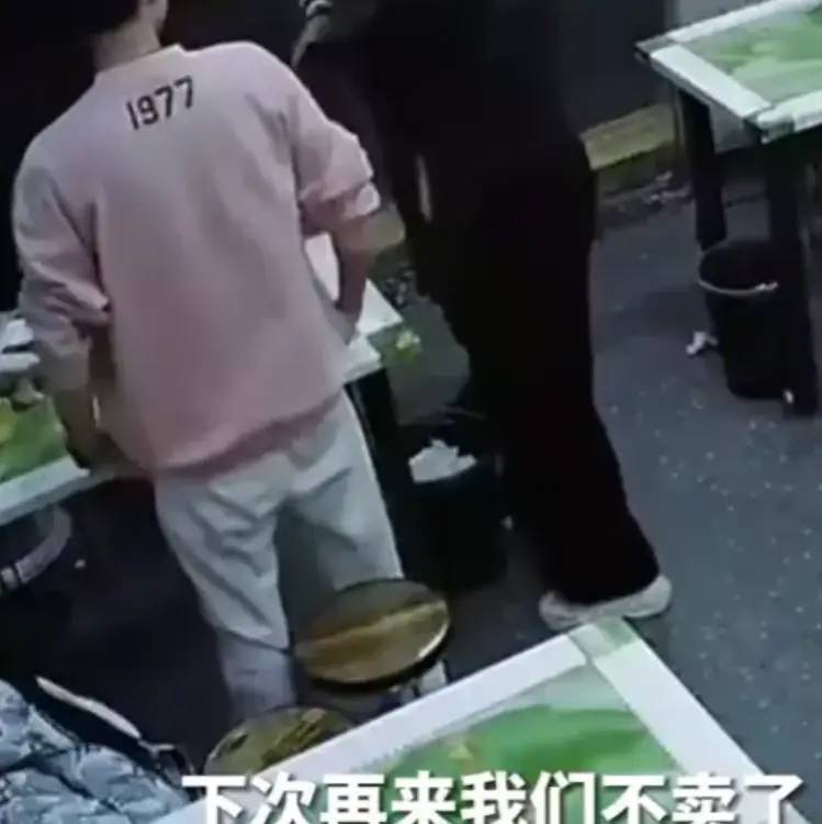 馄饨店老板打人后续！差评两万条，门店被关，老板被带去调查！