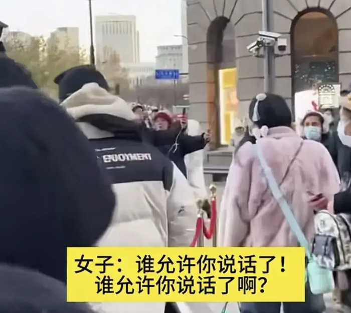 女子挑衅站岗哨兵后续：央视军事发声，网友质疑其真实目的