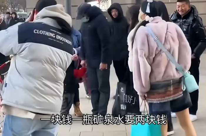 女子挑衅站岗哨兵后续：央视军事发声，网友质疑其真实目的