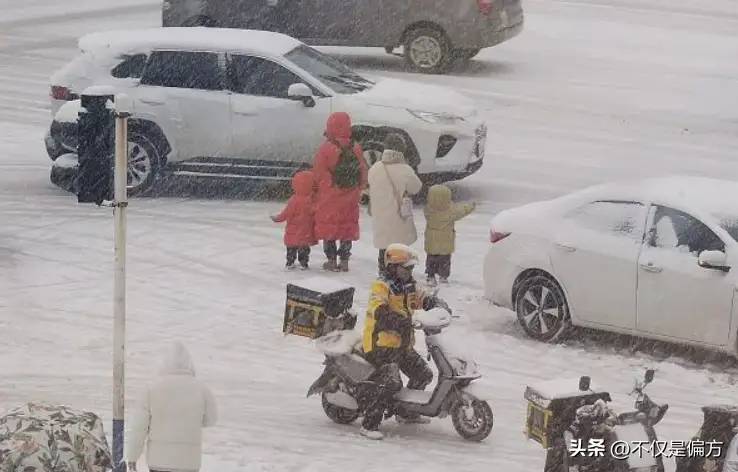 大雪过后各种通告满天飞，为什么没人主动扫雪，因为积怨比积雪深