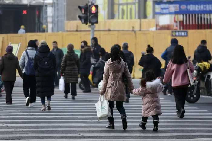 如果中国生育率继续降低，人口降至8亿，日子会更好过还是更难过