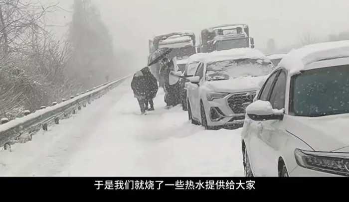 湖北暴雪封高速路，美女房车变餐车，厕所变公厕，请大家吃烤肠