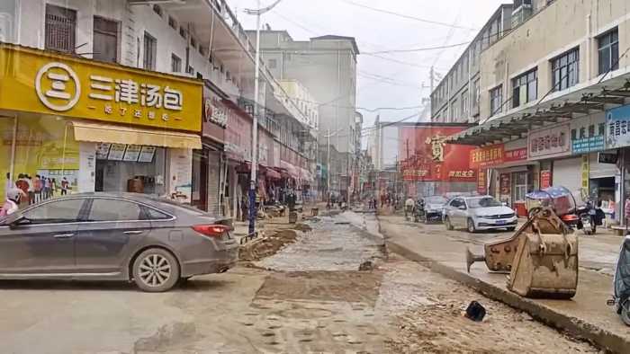 “这几天铺设下水管道，有点影响我们的生意