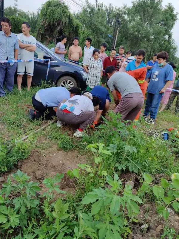 沈阳警方成功救援一名坠入水泥管内男童