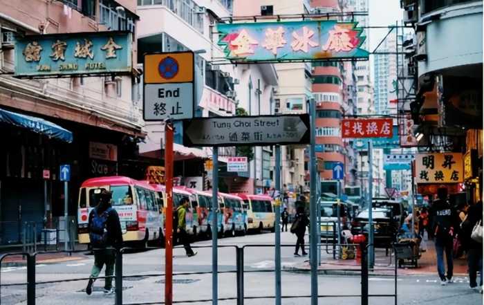 深圳正被香港人“挤爆”，香港却不再受内地欢迎？本地人说出实情