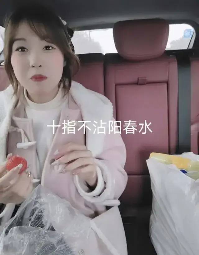 男子嫌弃女儿在家不干活，看到长相后网友：愿意做牛做马