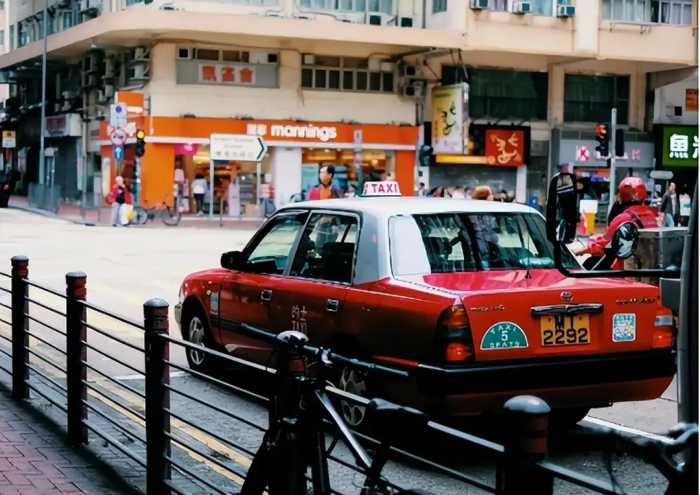 深圳正被香港人“挤爆”，香港却不再受内地欢迎？本地人说出实情