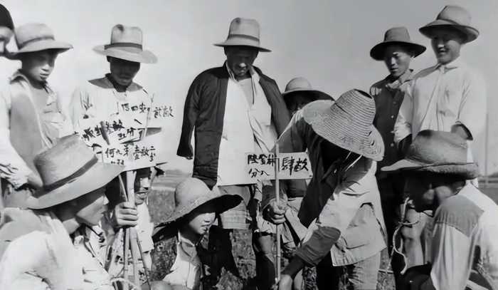 1947年，一位地主放走被捕的地下党，党员担心他，他却表示后台硬