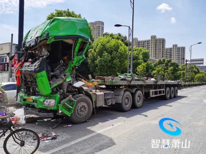 杭州一大货车紧急刹车，车上5吨重的水泥管压垮驾驶室！