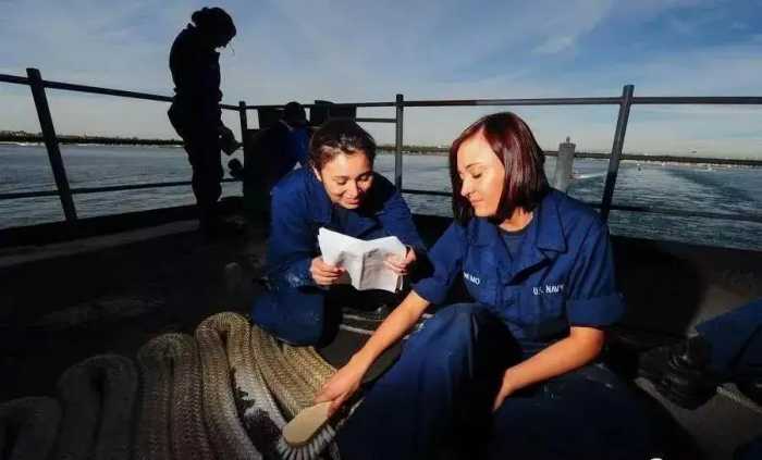 2019年，那个在美军舰上用中文警告我国海军的华人女兵，后来如何