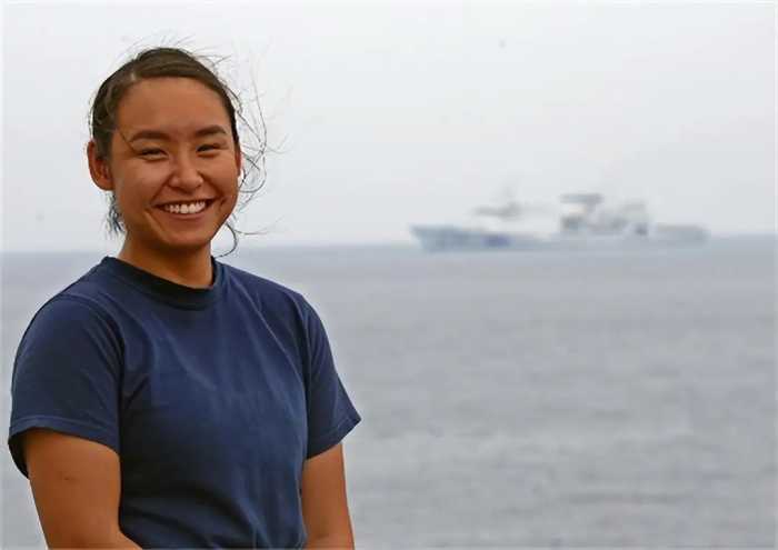 2019年，那个在美军舰上用中文警告我国海军的华人女兵，后来如何