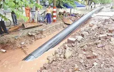 前方施工 无需绕行 钢铁街地下雨水管道改造再次用到“顶管”技术