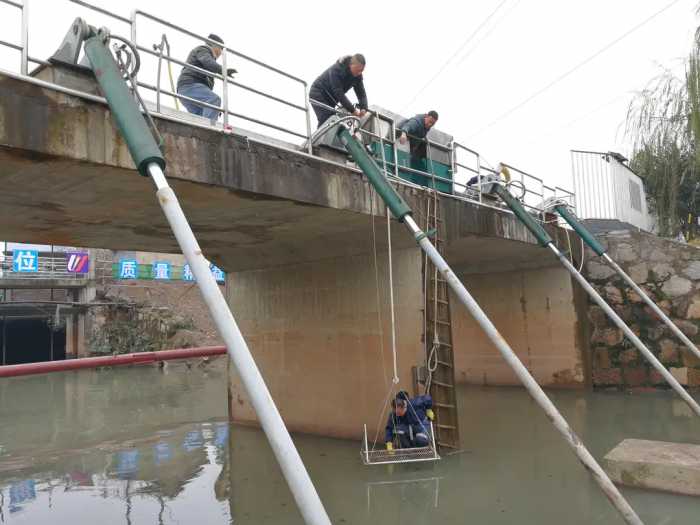 如何用河道流量计测量满出挡水坝的污水有多少？