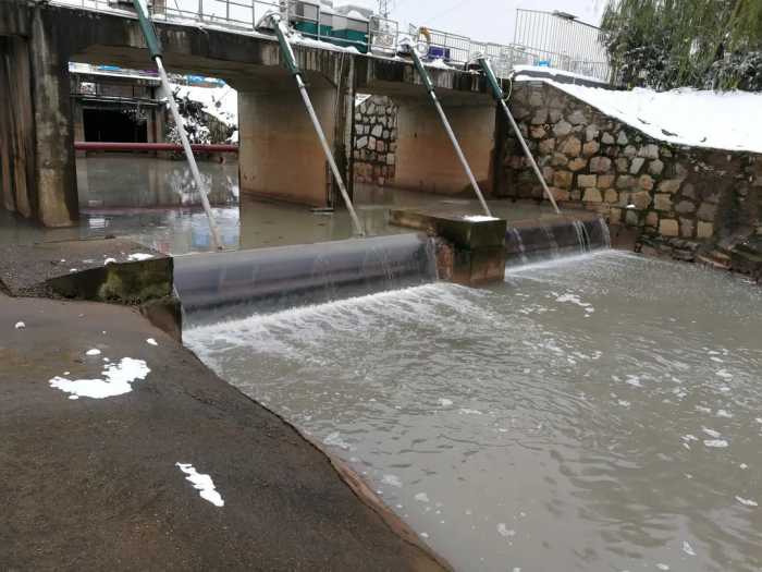 如何用河道流量计测量满出挡水坝的污水有多少？