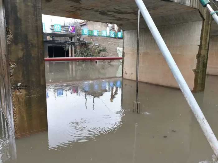 如何用河道流量计测量满出挡水坝的污水有多少？