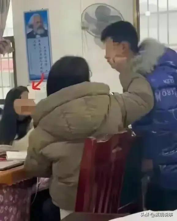 湖南女教师打学生后续：涉事校长被免职，拍摄者被曝光，央媒发声