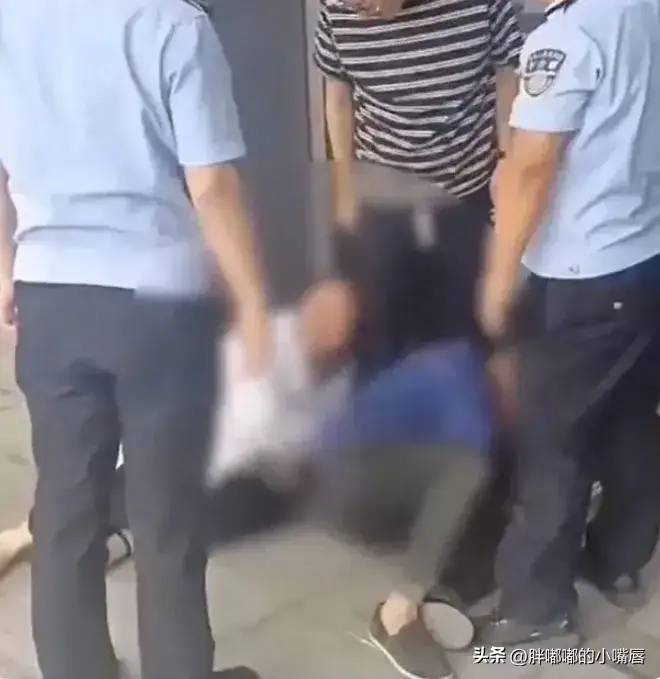 网传保洁扔699元限量鞋，被业主索赔一万元，保洁自杀身亡引热议