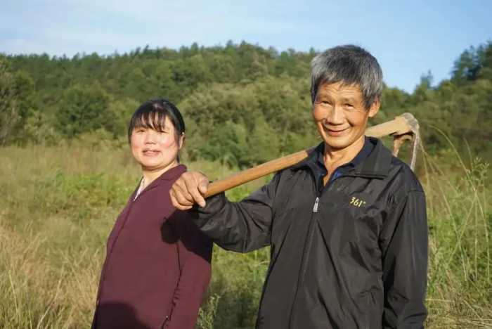 大厂里的女儿，做保洁的母亲