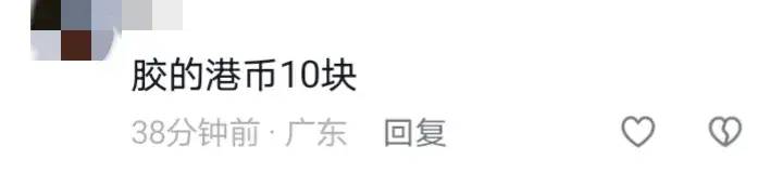 74岁洪金宝中国香港上水被偶遇，坐轮椅给残疾人10港币亲自递给他