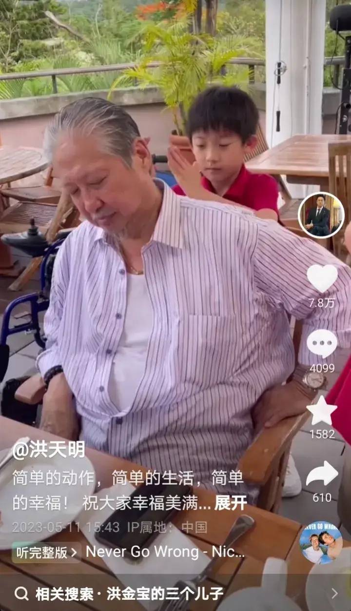 74岁洪金宝中国香港上水被偶遇，坐轮椅给残疾人10港币亲自递给他