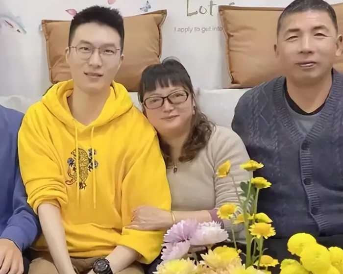 江苏失独妈妈，在商场看到一小伙酷似儿子，最后的结果催人泪下