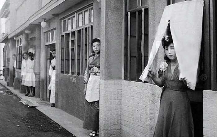 日本“慰安夫”，被政府忽悠出卖尊严，每天要服务数位美国女兵