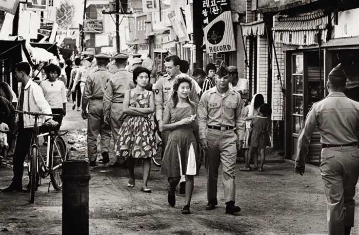 日本“慰安夫”，被政府忽悠出卖尊严，每天要服务数位美国女兵