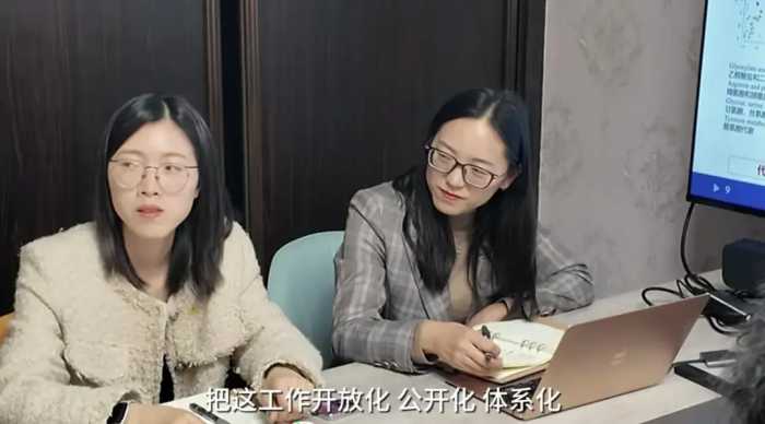 蔡磊清明节亮相，脖子肌肉没动力戴了颈托，病情明显加重仍在工作