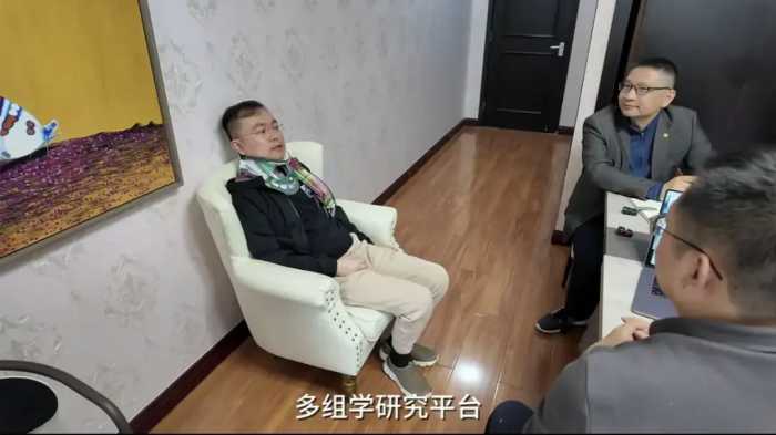 蔡磊清明节亮相，脖子肌肉没动力戴了颈托，病情明显加重仍在工作