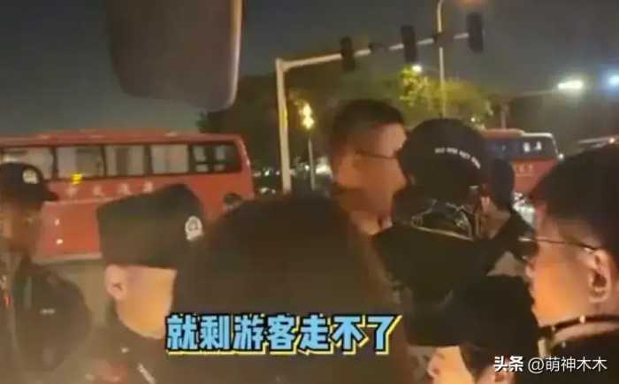 泡泡岛音乐节乱象频出，邀请争议艺人被骂，散场大巴瘫痪观众被困