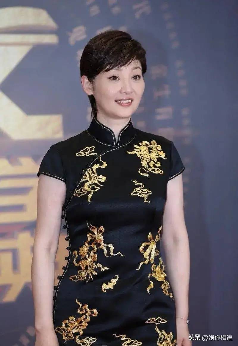 两大导演夫人同台比美！徐帆紧身裙抢尽陈红风头，状态差距甚大