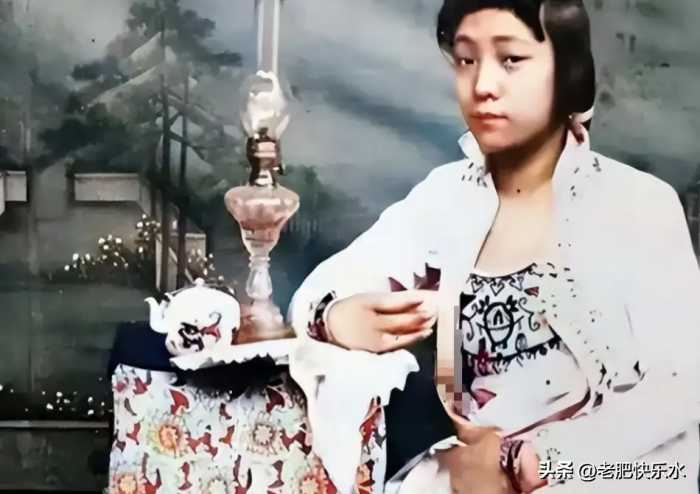 罕见老照片：名妓服务完客人还没穿衣服，被嫖客拍了“羞耻”画面