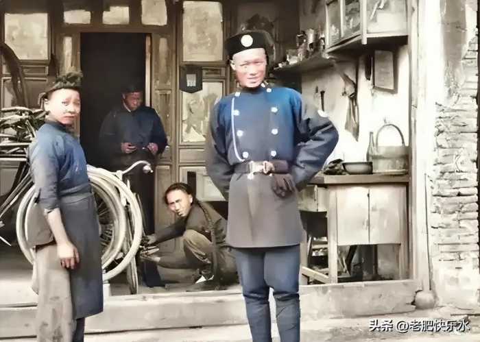 罕见老照片：名妓服务完客人还没穿衣服，被嫖客拍了“羞耻”画面