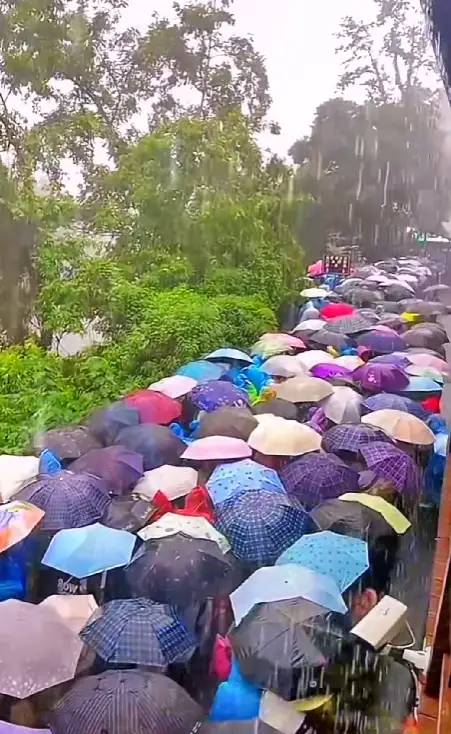 武功山五一“雨中游”成热门话题：狼狈背后是难忘的记忆