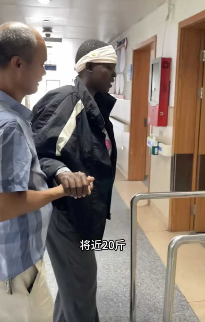 rose顺产后很虚弱脸更黑舌头是红的，儿子卷发很黑女儿恐怕也这样