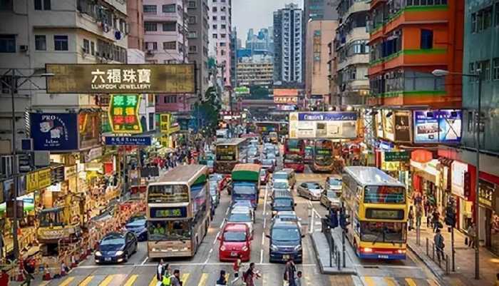 香港明明是中国的领土，为何他们回归多年，依然还在使用港币？