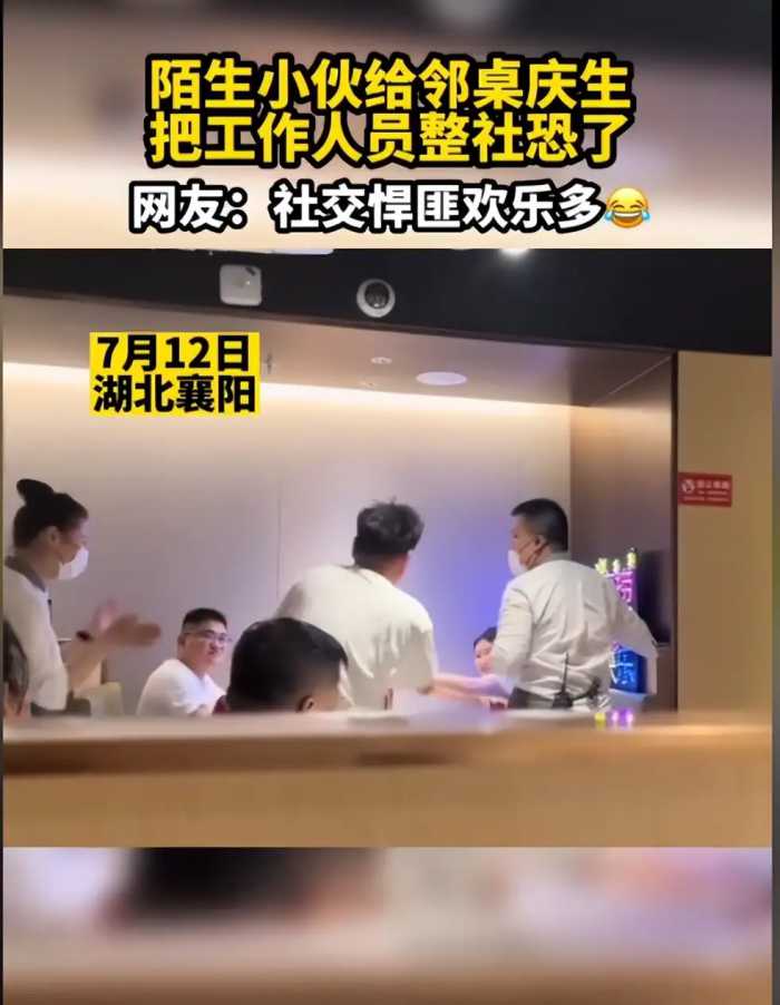 社恐大学生当主持人嘴瓢不断，声音打颤嘴唇发白，网友：快救救他