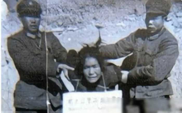 1950年双枪老太婆判死刑，毛主席：必须枪毙她