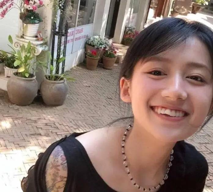 李诞女友黑尾酱晒大尺度性感照，网友：喝多了放飞自我的吗？