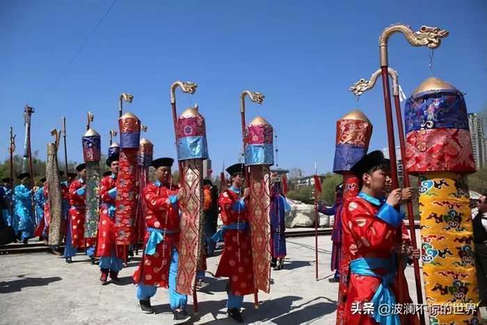 大清已灭亡106年，而乾隆7世孙仍穿龙袍祭祖，家里金碧辉煌