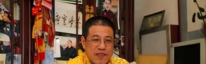 大清已灭亡106年，而乾隆7世孙仍穿龙袍祭祖，家里金碧辉煌