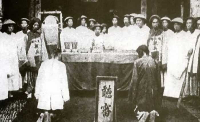 1904年，王维勤被凌迟活剐时一张罕见留影，脸面向人群充满绝望