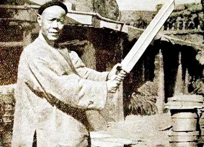 1904年，王维勤被凌迟活剐时一张罕见留影，脸面向人群充满绝望