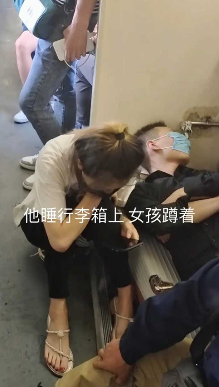 陕西：女孩陪男友挤绿皮火车，长相清秀神似明星，啥福气能娶到她