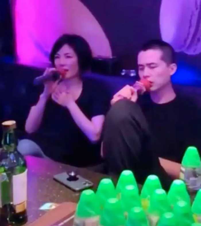 王菲带女儿看演唱会，18岁李嫣当众抽烟动作老练，周迅姚晨也在场