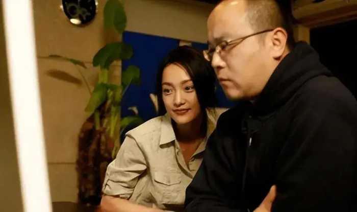 王菲带女儿看演唱会，18岁李嫣当众抽烟动作老练，周迅姚晨也在场