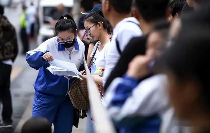 高考后的“怪现象”，女高中生扎堆进医院手术，家长排队去民政局