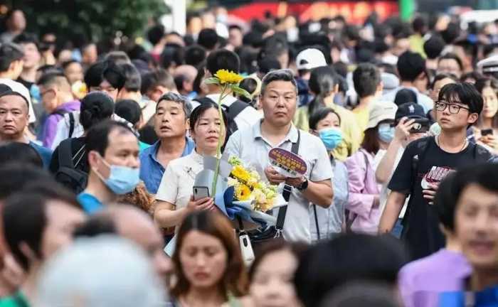 高考后的“怪现象”，女高中生扎堆进医院手术，家长排队去民政局