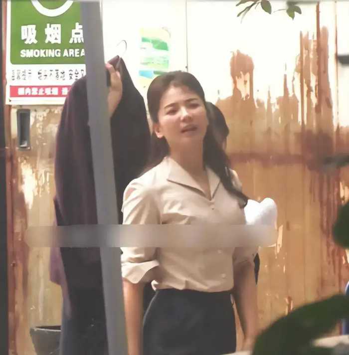 刘涛在片场被拍，又矮又胖五官普通跟路人无异，走路姿势太不优雅