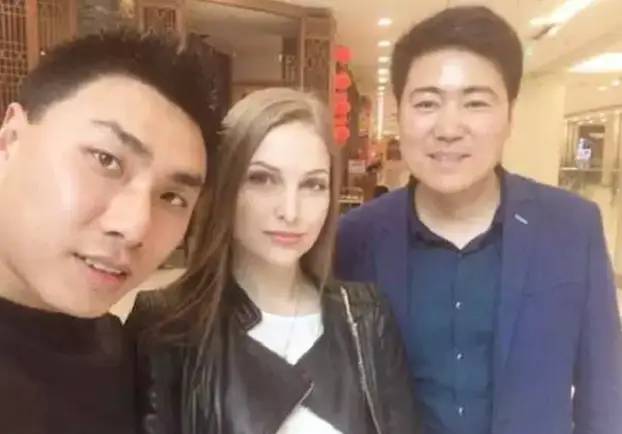 惨！那个娶18岁乌克兰美女的32岁小伙儿，如今却妻离子散工厂被炸